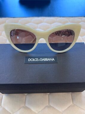 Authentic New Dolce & Gabbana Cream Cat-Eye Sunglasses with Crystal and flowers